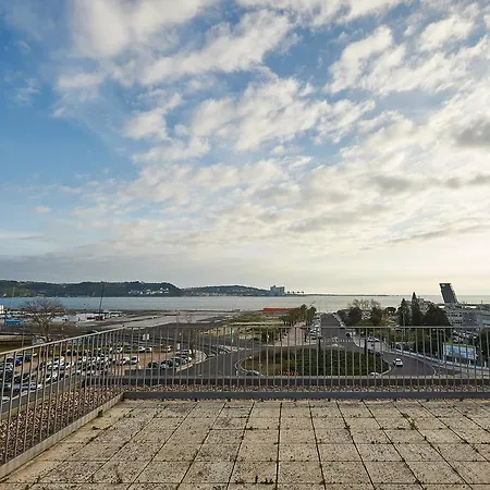 Lisbon Downtown Lovers Alges *